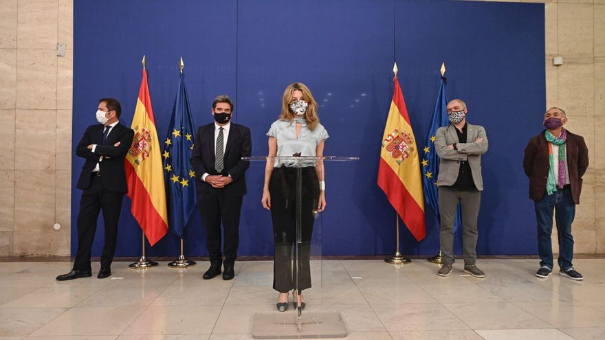 La ministra de Trabajo, Yolanda Díaz (C), se dirige a medios de comunicación junto al presidente de Cepyme, Gerardo Cuerva (i); el ministro de Inclusión, Seguridad Social y Migraciones, José Luis Escrivá (2i), y los secretarios generales de UGT y CCOO, Pepe Álvarez (d) y Unai Sordo (2d), tras firmar el acuerdo para prorrogar los expedientes de regulación temporal de empleo (ERTE), en Madrid, este jueves. EFE/Fernando Villar