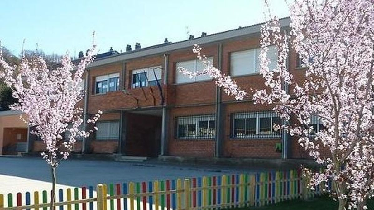 Las familias de Toreno comienzan una recogida de firmas para evitar el cierre de un aula de Infantil