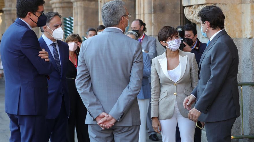La ministra de Política Territorial y portavoz del Gobierno, Isabel Rodríguez (2d) a su llegada a la XXIV Conferencia de Presidentes, el máximo órgano político de coordinación multilateral, que se celebra este viernes en el Convento de San Esteban, en Salamanca. EFE /JUANJO MARTIN