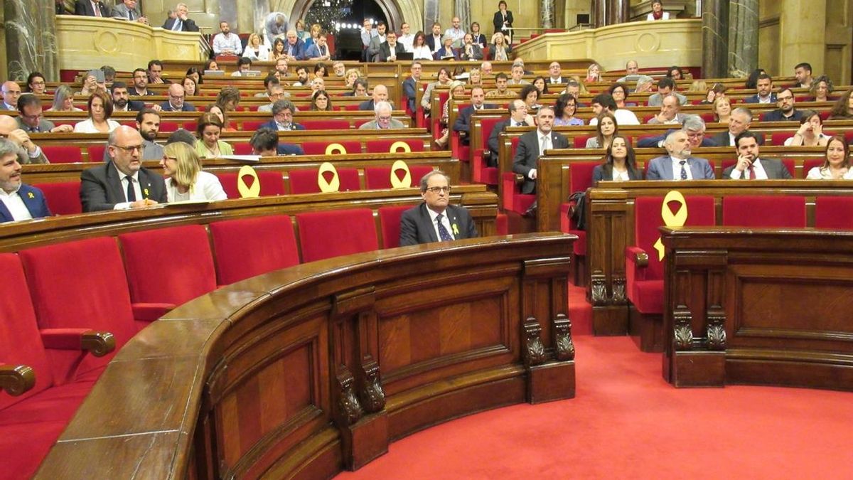Puigdemont dice que Cs retira un lazo amarillo del Parlament por su "deriva nacionalfalangista"
