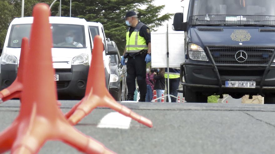 Un policía nacional, en un control en la frontera con Francia, en Irún, Euskadi (España), a 30 de marzo de 2021.