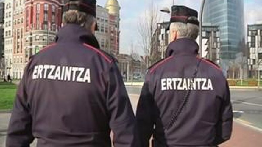 La Ertzaintza dejará de detener a los que exhiban armas blancas: "Un retroceso que perjudica a los ciudadanos", dicen los sindicatos
