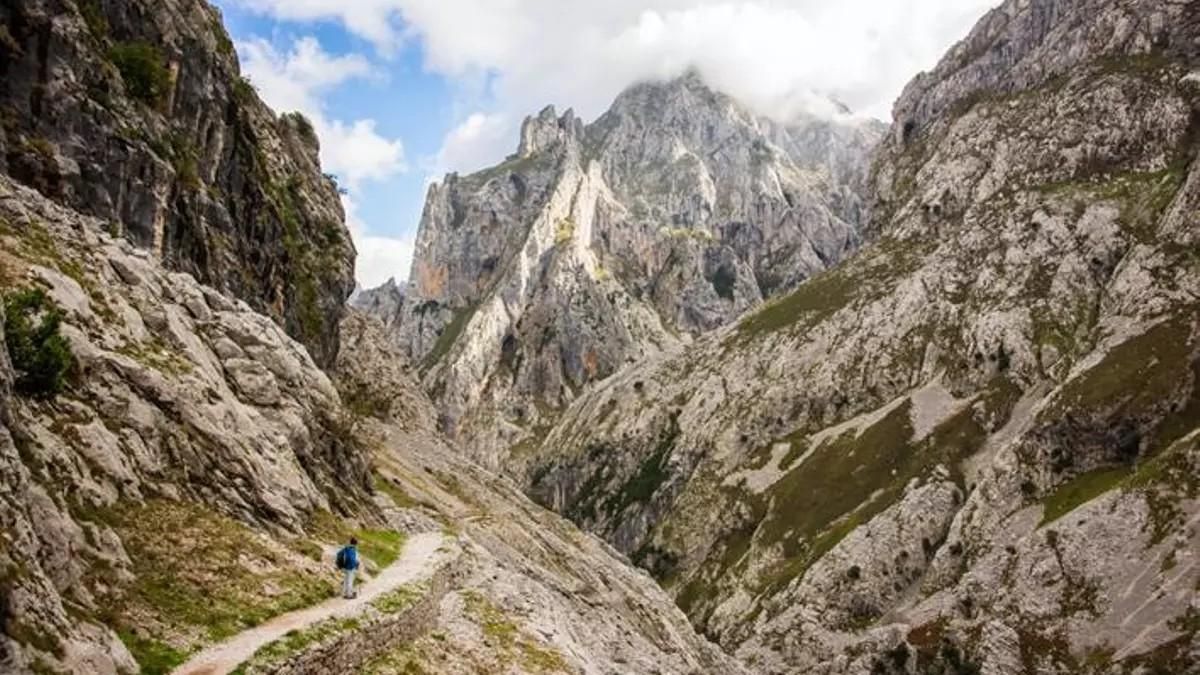 Rescatados dos escaladores a los que se les enredaron las cuerdas en una pared del Cares