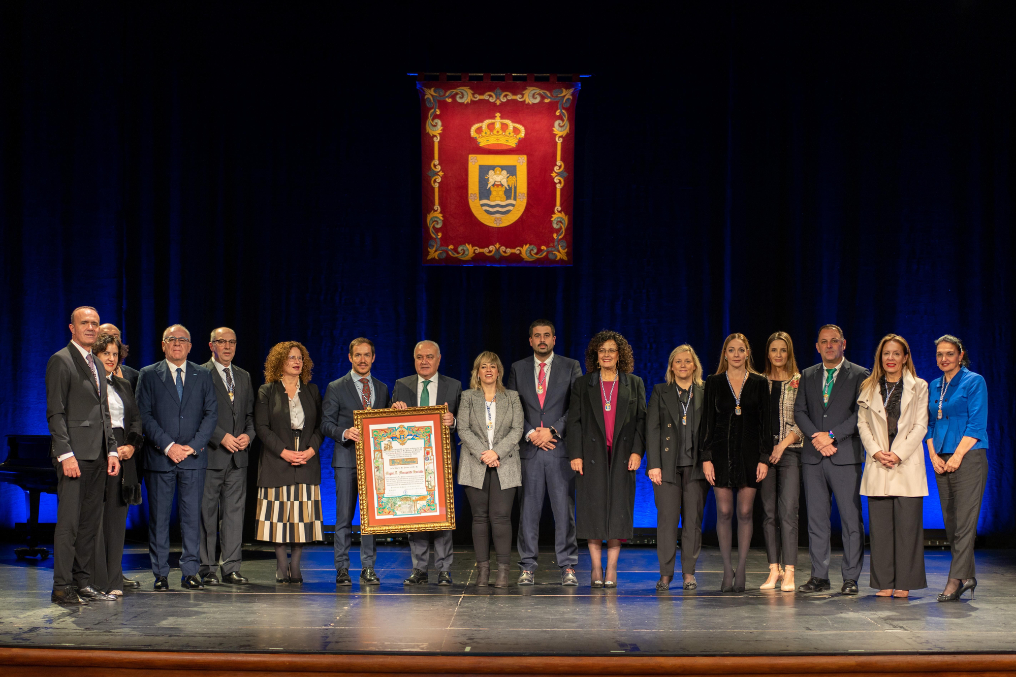 Los miembros de la Corporación insular junto a Miguel Ángel Morcuende.
