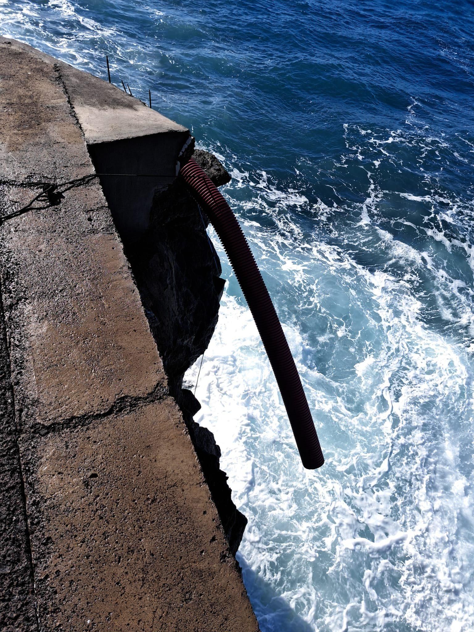 El tubo que permitirá extraer  los gases volcánicos del subsuelo de uno de los garajes de la ‘zona negra’ de Puerto Naos  (Los Llanos de Aridane).