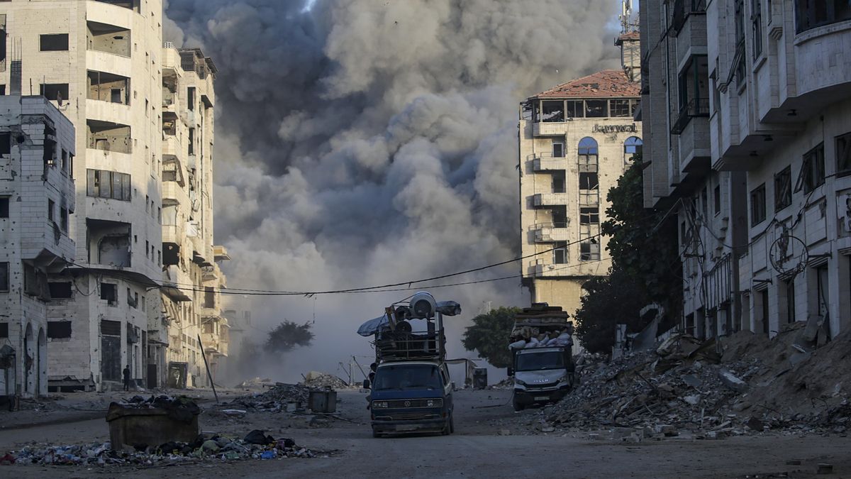 El humo se eleva en la Torre de La Meca tras un ataque aéreo israelí durante una operación militar en Ciudad de Gaza.