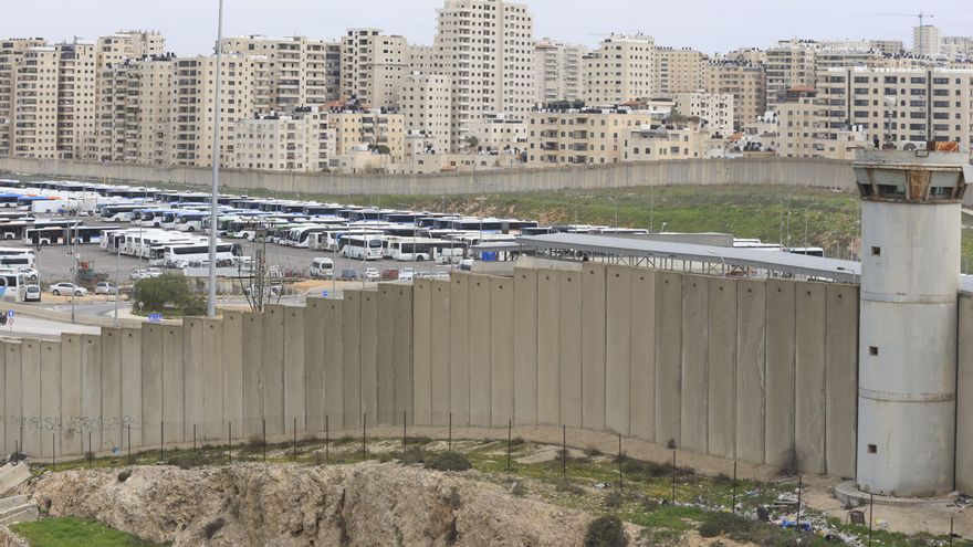 Imagen de archivo (07/02/2026) A lo largo del muro que separa Israel de Cisjordania hay cuerdas, zapatos y abrigos que llevan años enganchados en los alambres; algunos son recientes, de los trabajadores palestinos a los que el Gobierno de Benjamín Netanyahu canceló sus permisos desde hace ya más de dos años, que, desesperados, solo ven como salida saltarlo y trabajar de forma ilegal en ciudades como Jerusalén. En la imagen, el muro desde Al Ram, en Cisjordania ocupada. EFE/Magda Gibelli
