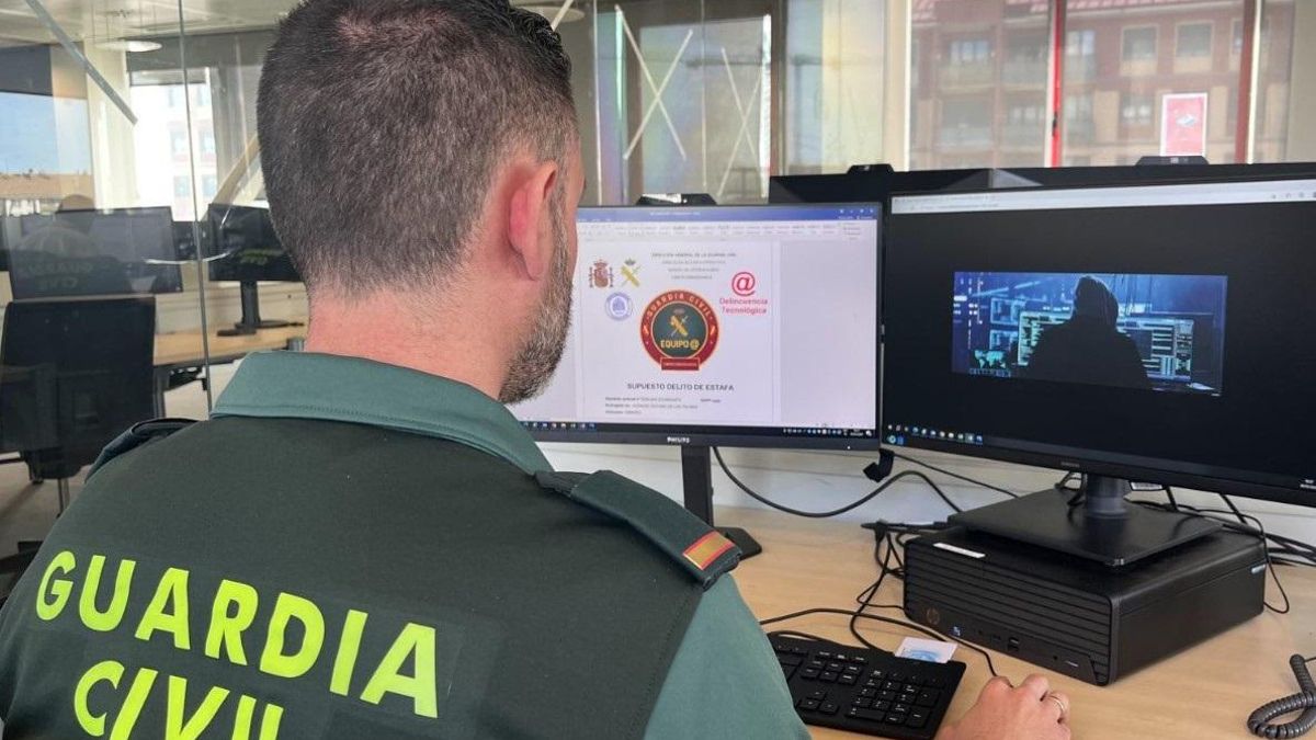 Guardia Civil trabajando frente a un ordenador