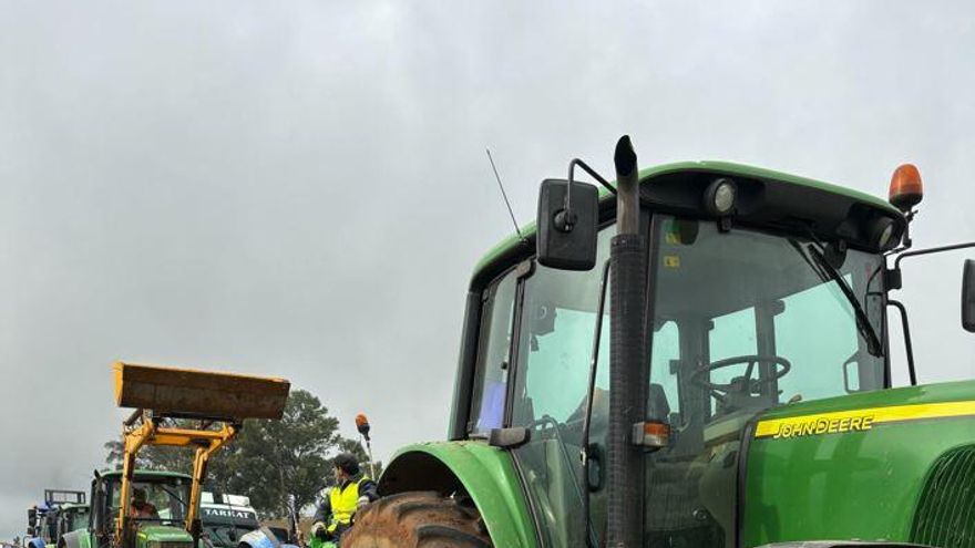 Cargas y un guardia civil herido durante las protestas de agricultores en Extremadura