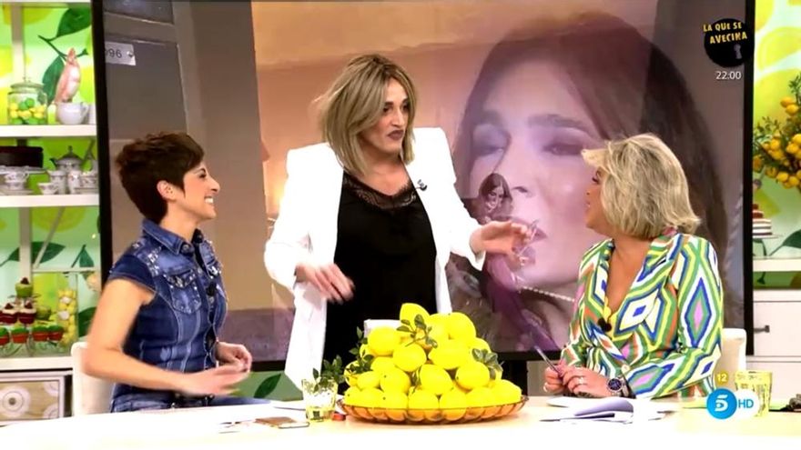 Adela González "asciende" a presentadora de 'Sálvame Lemon Tea'... frente a la doble de Patiño