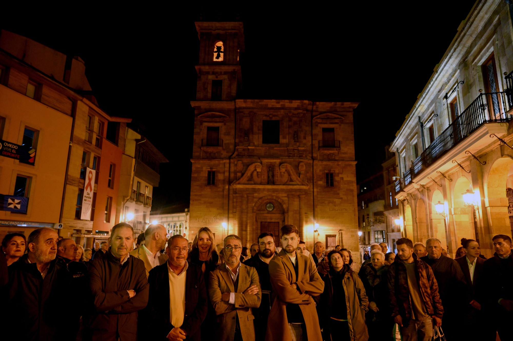 Un momento del minuto de silencio que se ha guardado en la plaza del Ayuntamiento de Oviedo/Uviéu en memoria de las víctimas del accidente ferroviario en la provincia de Toledo.