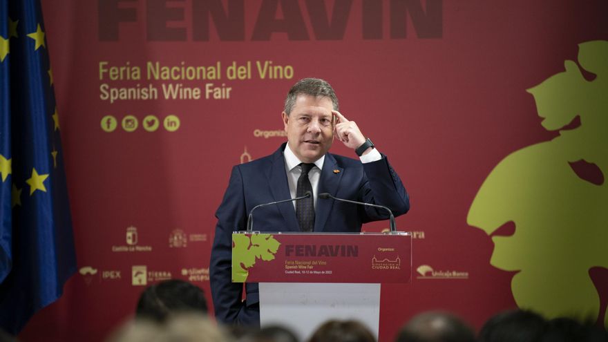 El presidente de Castilla-La Mancha, Emiliano García-Page, en la inauguración de la XI Feria del vino 'FENAVIN'; en el Pabellón de Ferias y Congresos de Ciudad Real, a 10 de mayo de 2022, en Ciudad Real, Castilla-La Mancha (España). La Feria Nacional del Vino, organizada por la Diputación de Ciudad Real, llega este año a su undécima edición con más de 1.900 bodegas de todas las D.O. de España y con leer más 18.100 compradores nacionales e internacionales. Del 10 al 12 de mayo bodegas y cooperativas españolas se reúnen con el objetivo de impulsar su negocio en todo el mundo.