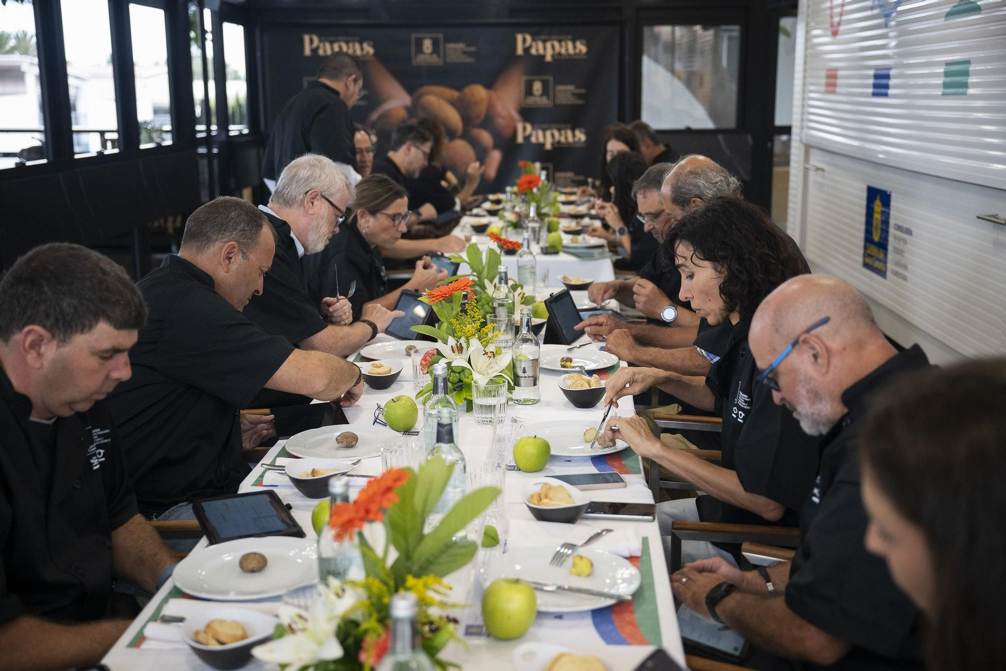 El jurado de la XVI Cata Insular de Papas de Gran Canaria, conformado por 18 expertas y expertos, deliberó con distintas cocciones cuál de las diez variedades más productivas era la mejor para distintos usos.