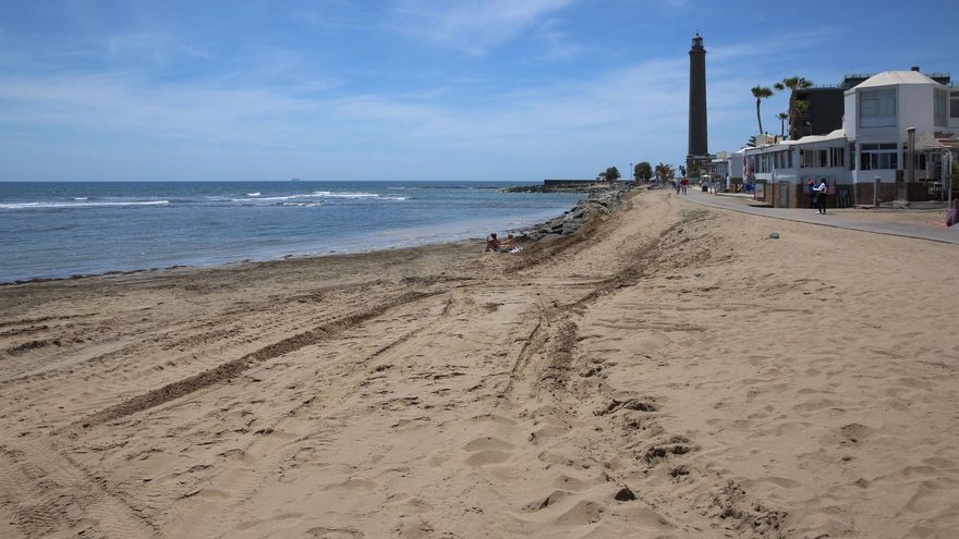 Vista de la escollera en la playa de Maspalomas, junto a la pasarela que discurre en la franja de costa entre el Faro y la Charca.
