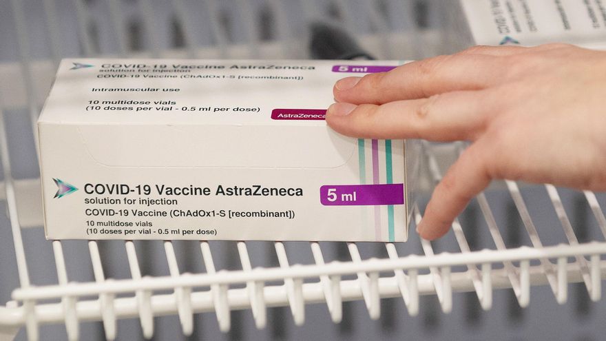 Alemania, Francia, Italia y España suspendieron este lunes de forma preventiva la inmunización contra la covid-19 con la vacuna del laboratorio AstraZeneca, tras la detección de varios casos de trombosis y el fallecimiento de una trabajadora sanitaria noruega, hospitalizada tras recibir la primera dosis. EFE/Joe Giddens/Archivo
