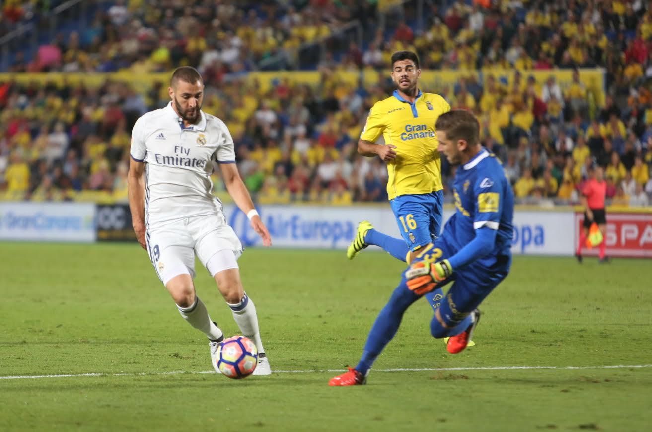 Karim Benzema, ante Javi Varas. (ALEJANDRO RAMOS)