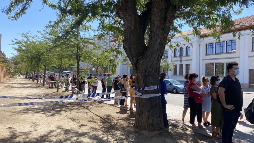 Cola a la salida del IES Virgen de la Paloma en torno a las 13 horas.