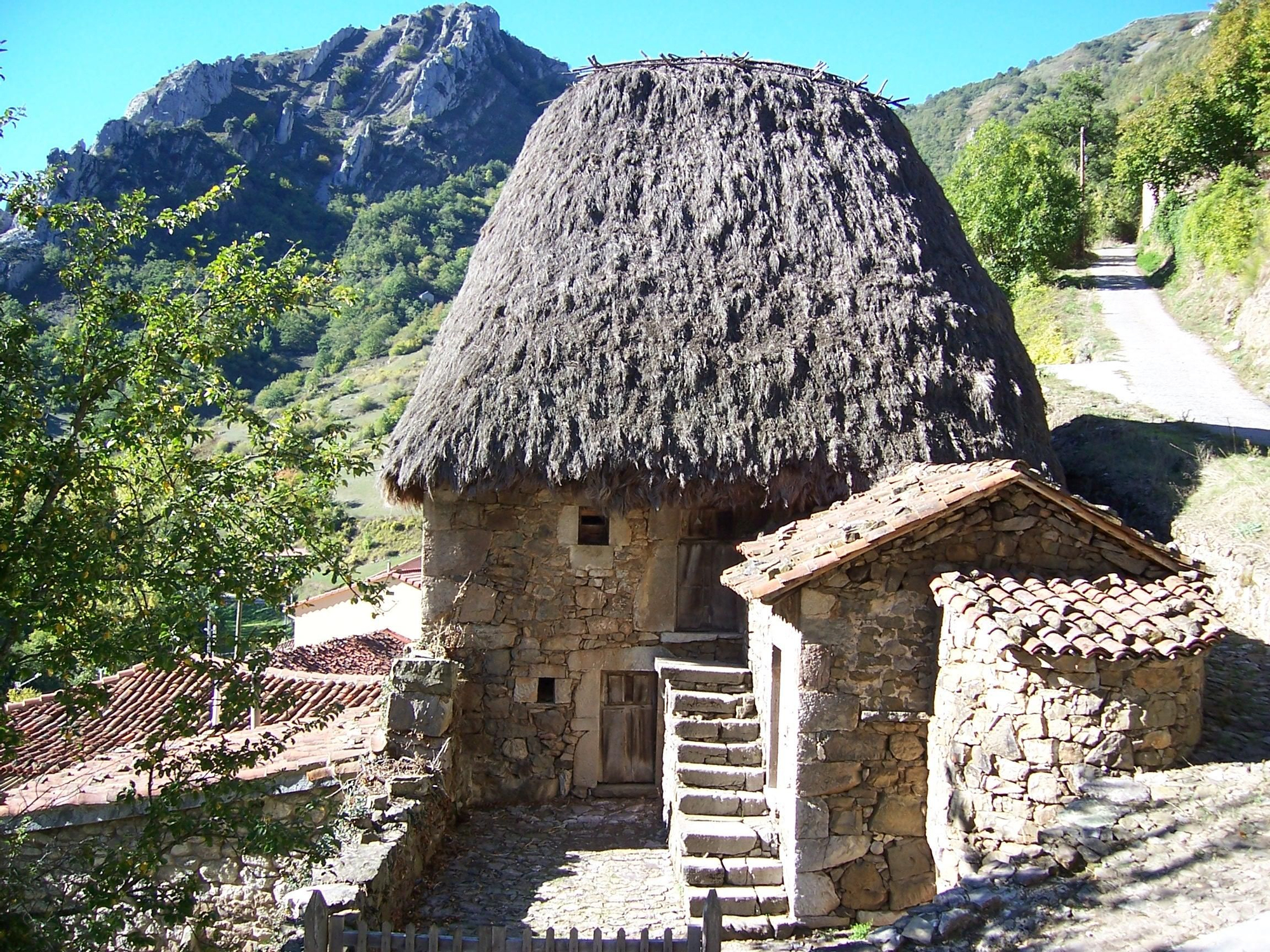 El Ecomuseo de Somiedo agrupa distintos núcleos que giran en torno a la casa rural como punto central.