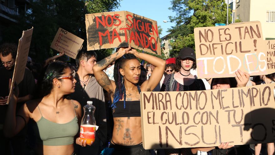 "Nos siguen matando", es uno de los mensajes que se leen en los carteles de los manifestantes.