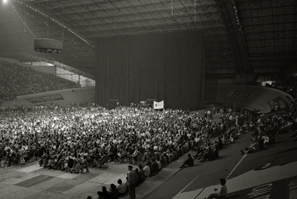 Gran afluencia de asistentes a un mitin de presentación de Eusko Alkartasuna en el velódromo de Anoeta, en Donostia, en 1986