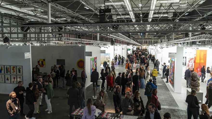 Las galerías españolas apagan ARCO para reclamar la bajada del IVA cultural prometida por Urtasun