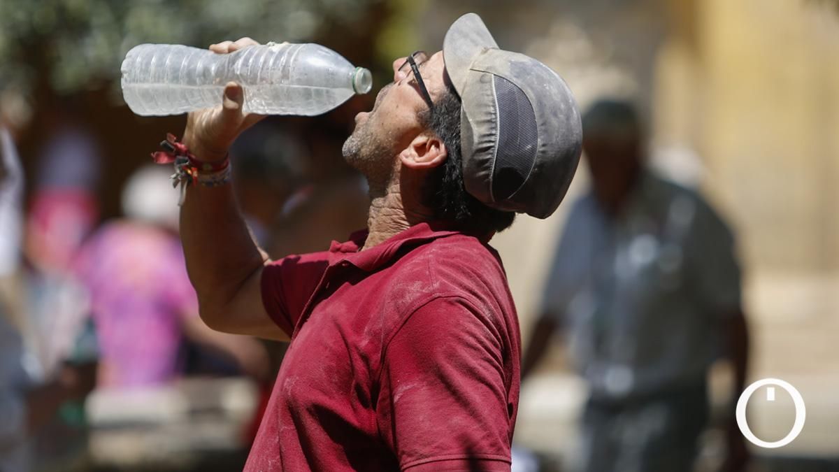 Turistas intentan combatir el calor