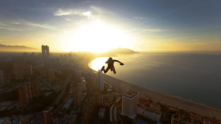 Dos paracaídas y revisión del material: cómo trabajan los especialistas de cine para que un accidente sea casi imposible