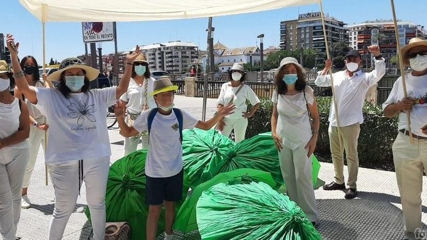 Sevilla por el Clima sale bajo palio para reclamar toldos que den sombra en los puentes