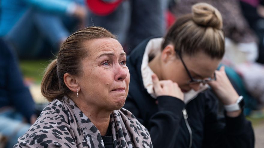 Una mujer se emociona al ver el funeral de estado de la reina Isabel II en la pantalla en Hyde Park en Londres este 19 de septiembre. EFE/EPA/BERTHA WANG