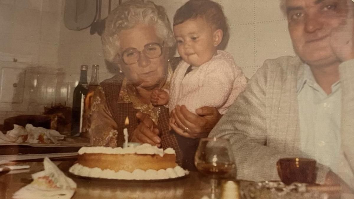 Araceli con el padre de Charo, Ismael, y su hija el día de su primer cumpleaños.