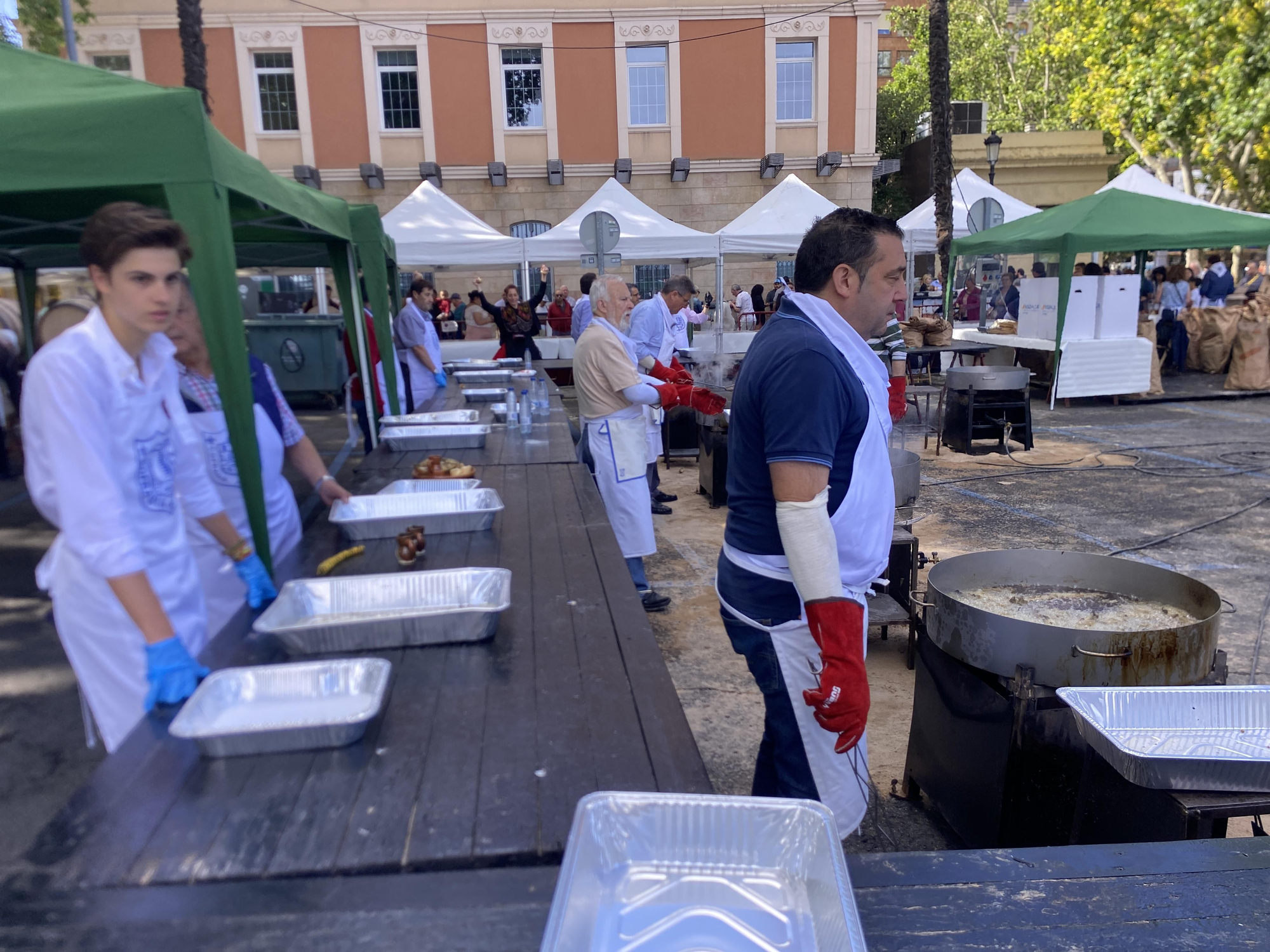 Reparto del pan, el pez y el vino por San Bernabé en Logroño