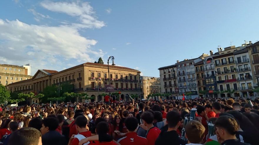 Pamplona se viste con los colores de Osasuna para celebrar la final de la Copa del Rey