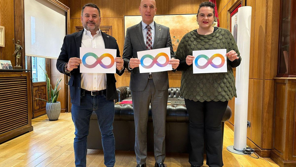El presidente de Autismo León, José Ángel Crego, junto al alcalde de León, José Antonio Diez, y la concejala Vera López