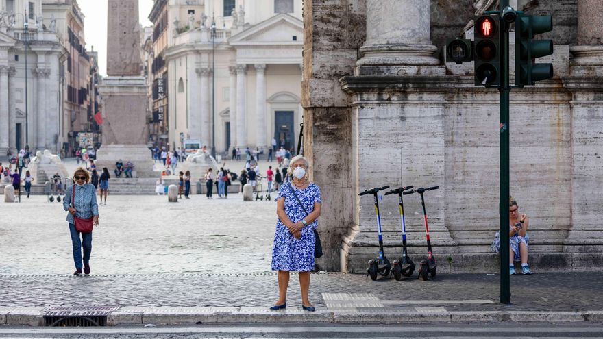 Una mujer con mascarilla en Roma