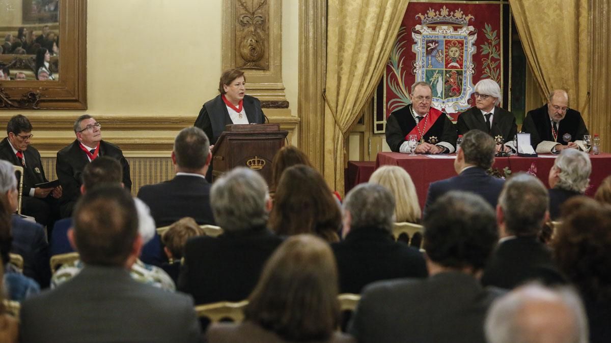 Imposición de la Medalla al Mérito en el Servicio de la Abogacía a María Victoria García de la Cruz y Pineda de las Infantas