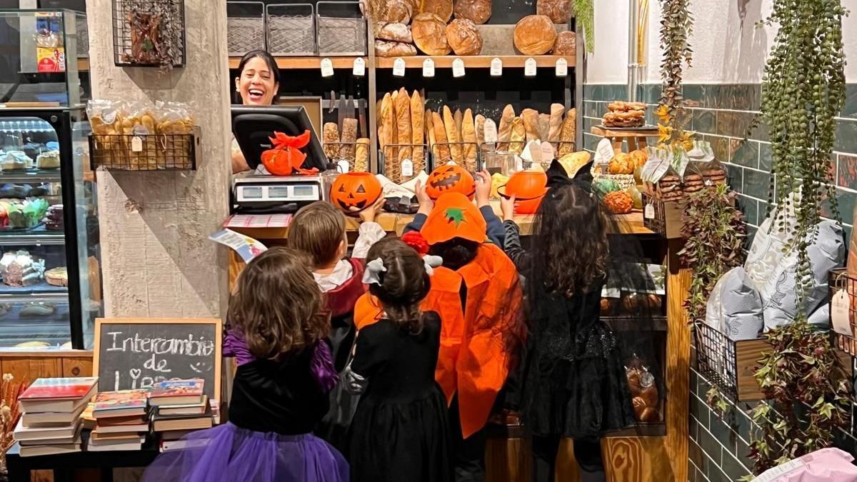 Una ruta de truco o trato toma los comercios de Arganzuela para celebrar Halloween 2026 con disfraces y caramelos