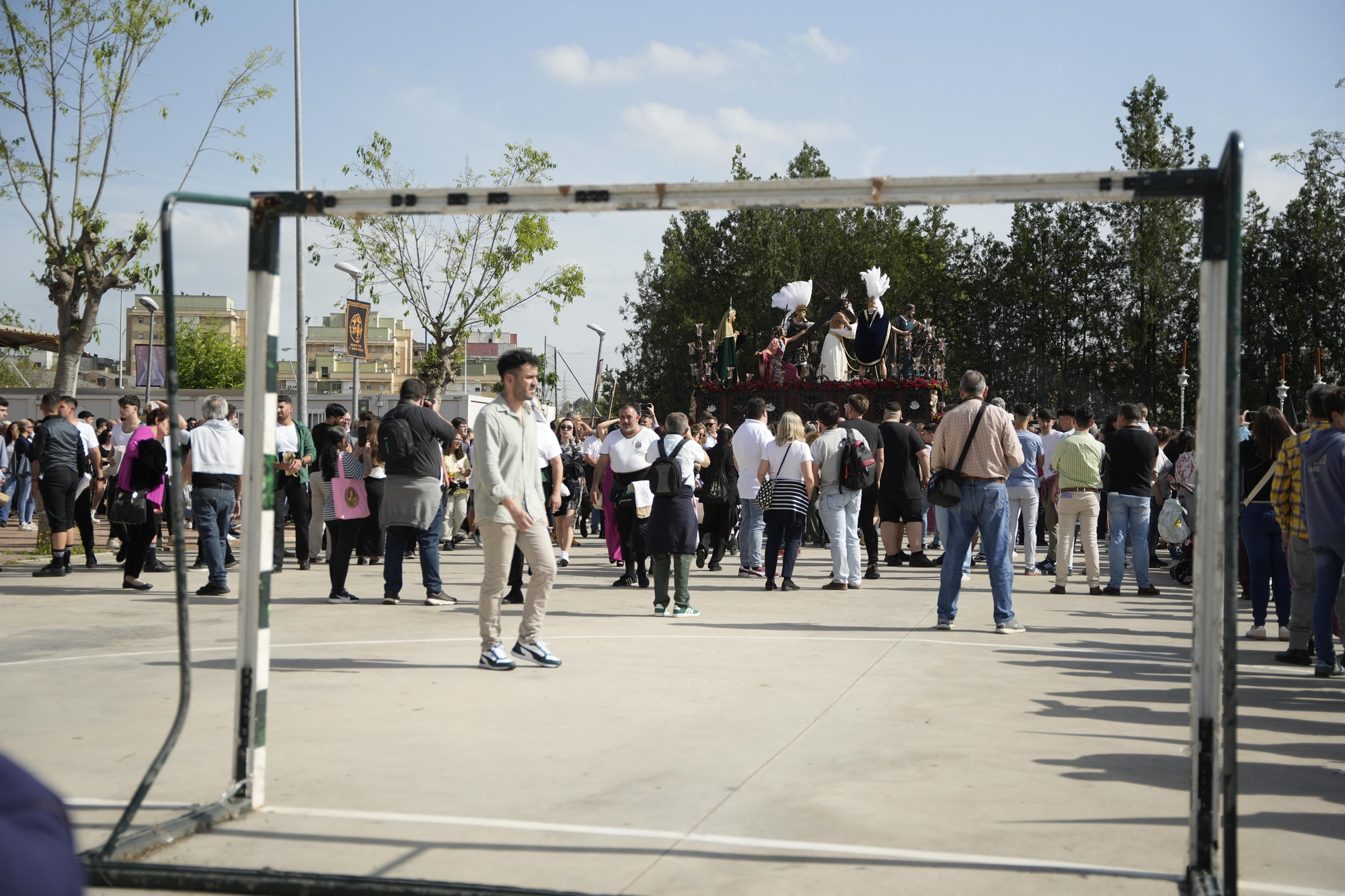 Día histórico en las Tres Mil Viviendas: primera salida procesional de la Hermandad de Bendición y Esperanza