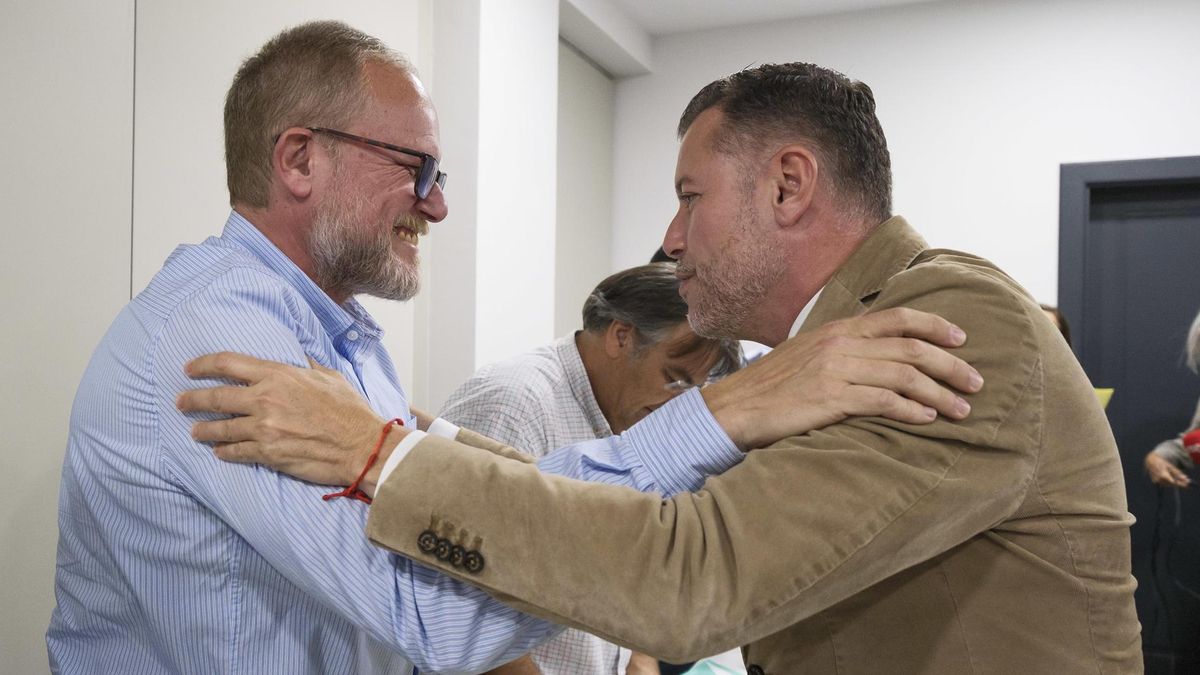 El concejal de Movilidad en el ayuntamiento de Las Palmas de Gran Canaria, José Eduardo Ramírez, saluda al alcalde de Gáldar, y fundador de Primero Canarias, Teodoro Sosa.