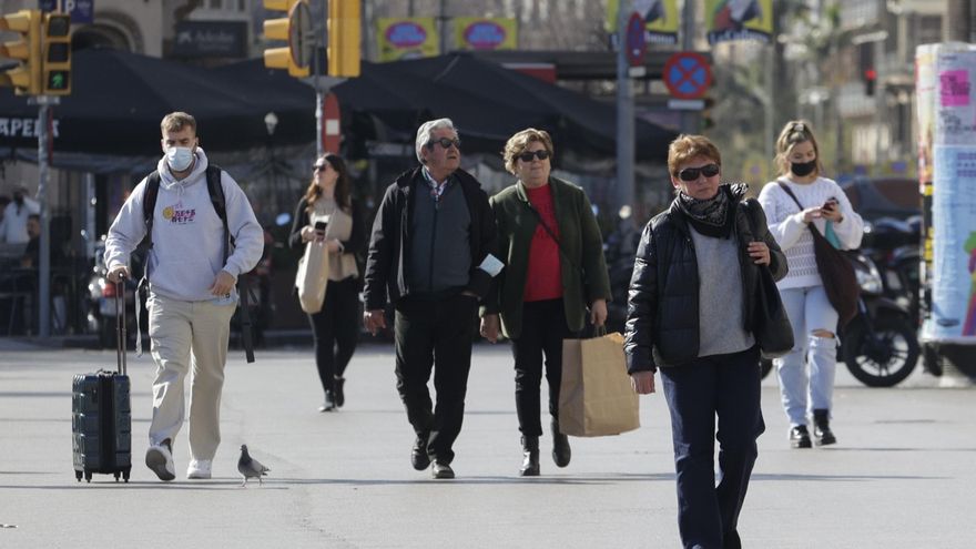 Del objetivo 'cero contagios' a centrarse en evitar muertes: fármacos y vacunas marcan ahora el ritmo de la pandemia