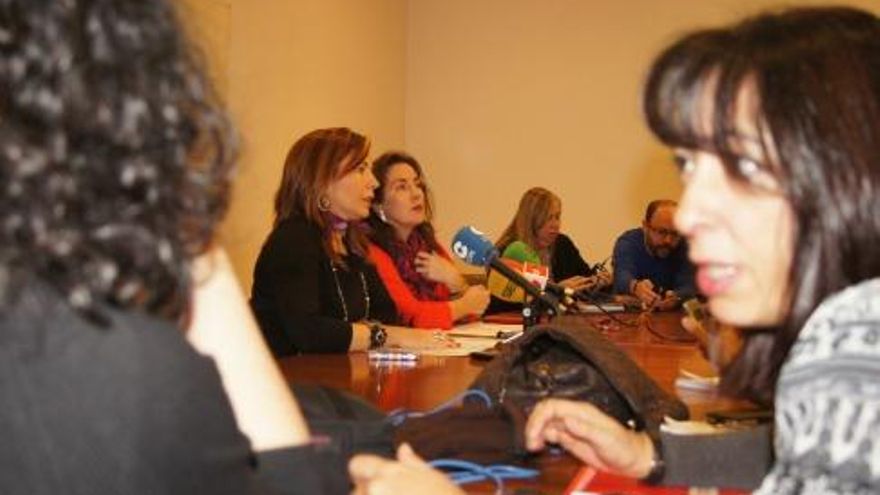 María José Álvarez, izquierda, y Belén Martín Granizo durante un momento de la rueda de prensa.