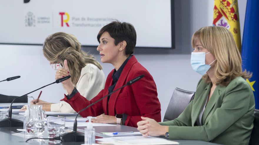 La vicepresidenta segunda del Gobierno y ministra de Trabajo, Yolanda Díaz; la ministra Portavoz y de Política Territorial, Isabel Rodríguez; y la ministra de Educación y Formación Profesional, Pilar Alegría, comparecen en rueda de prensa posterior al Consejo de Ministros, en el Complejo de La Moncloa, a 16 de noviembre de 2021, en Madrid (España).