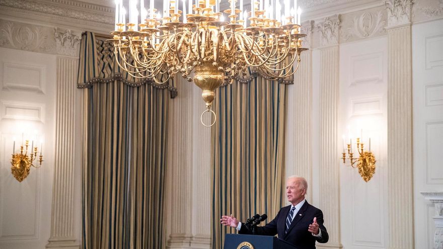 Biden obligará a vacunarse a 100 millones de trabajadores de empresas y personal de salud de EEUU