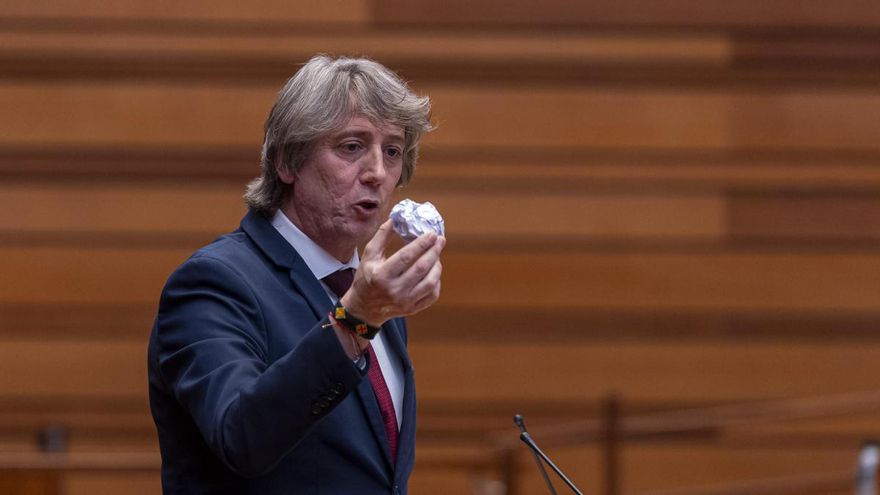 Carlos Martínez (PSOE), con una bola de papel en la investidura de Mañueco, a 9 de junio de 2026