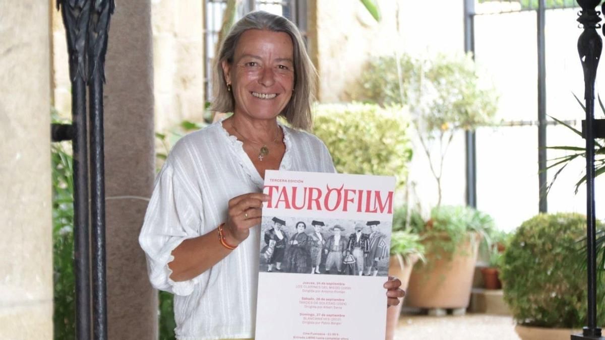 La delegada de Cultura del Ayuntamiento de Córdoba, Isabel Albás, con el cartel de la tercera edición del Festival de Cine Taurofilm.