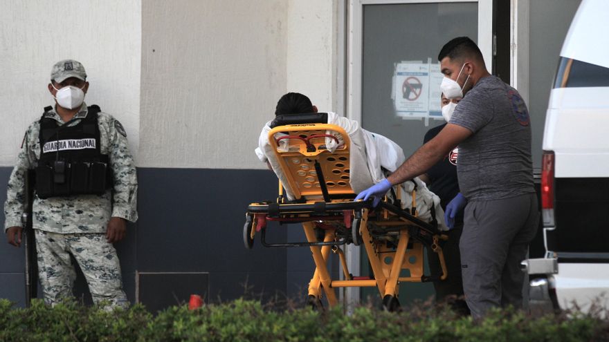 Paramédicos ingresan a una persona contagiada por la Covid-19 en el Hospital General de Ciudad Juárez, en el estado de Chihuahua (México). EFE/ Luis Torres/Archivo