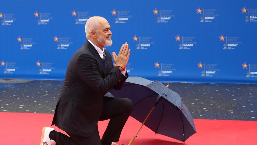 Primer ministro albanés Edi Rama se arrodilla ante Meloni y llama a Macron "su majestad"