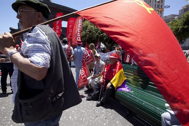 Manifestantes escuchan a los líderes sindicales de CCOO y UGT en la Plaza de España de Santa Cruz de Tenerife, durante la celebración de la jornada reivindicativa del Primero de Mayo. Esta jornada se ha celebrado hoy de forma dividida en Canarias, con manifestaciones separadas entre las centrales mayoritarias por un lado, CCOO y UGT, y el resto de sindicatos nacionalistas y sectoriales, convocatorias que han reunido entre todas a algo más de 2.000 personas, menor asistencia que en años precedentes. EFE/Ramón de la Rocha