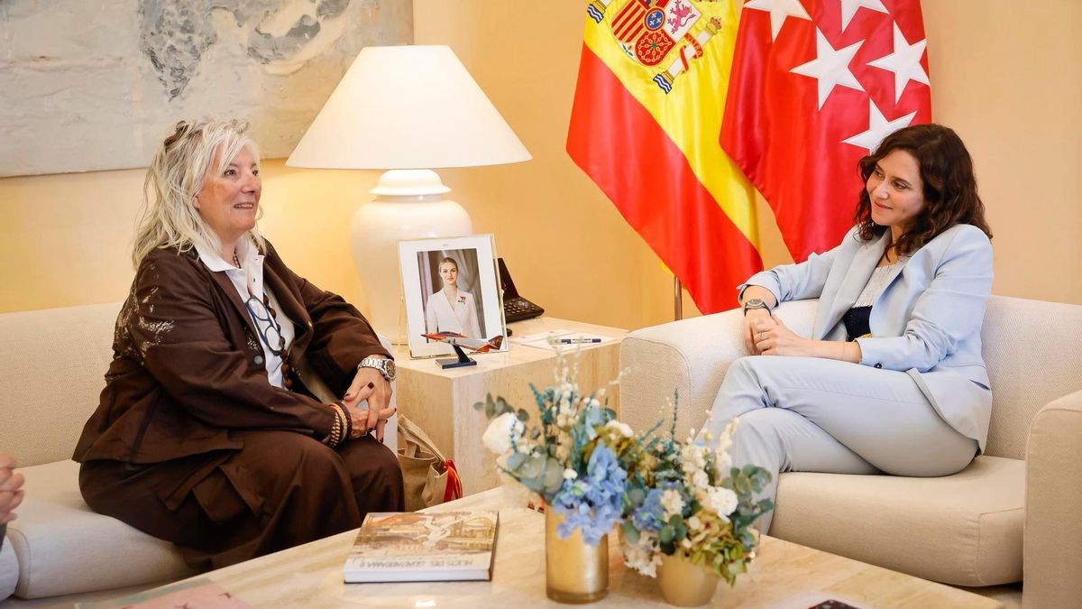 La presidenta de Madrid, Isabel Díaz Ayuso, reunida con María Jesús Martín-Merino de Hijos del Guadarrama.