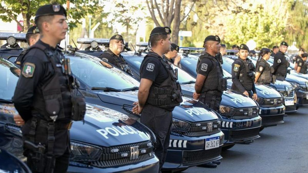 Ante los bajos salarios, el pluriempleo llega a las fuerzas de seguridad. La mayoría son choferes de aplicaciones, lo que supone situaciones de alto riesgo para presuntos ladrones y pasajeros.