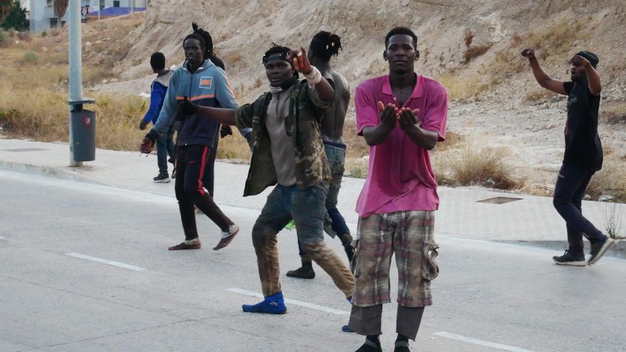 Un grupo reducido de migrantes consigue saltar la valla de Melilla